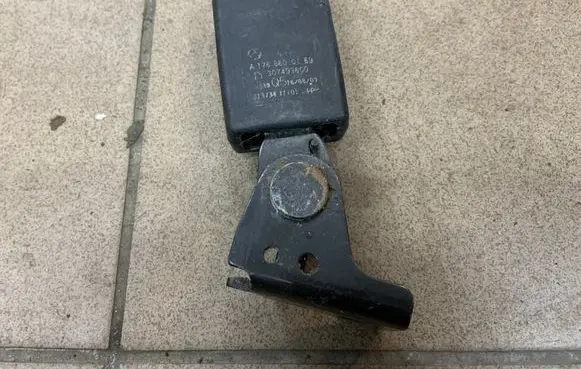 Mercedes-Benz GLA W156 Rear seatbelt buckle A1768600169
