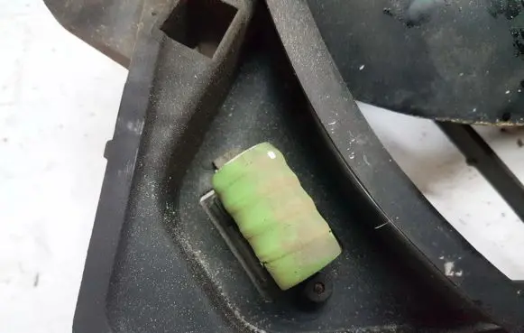 Coolant fan relay