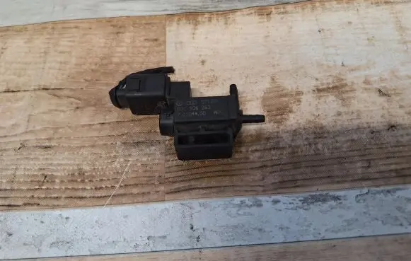 Volkswagen Touran I Turbo solenoid valve 03C906283