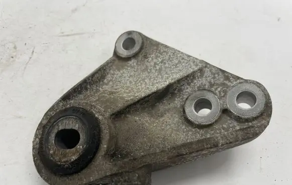 Opel Insignia B Engine mounting bracket