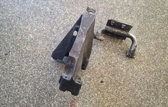 Engine mounting bracket
