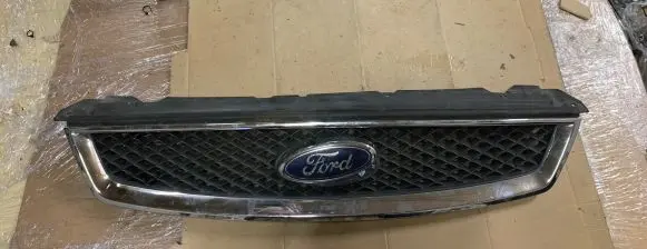 Ford Focus Front bumper upper radiator grill 4M518C436B