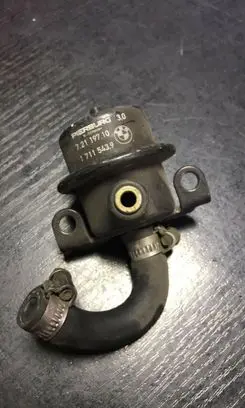 BMW 7 E32 Fuel pressure regulator 1711543