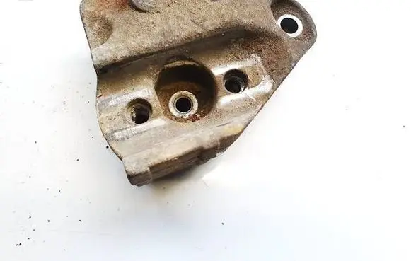 Engine mounting bracket