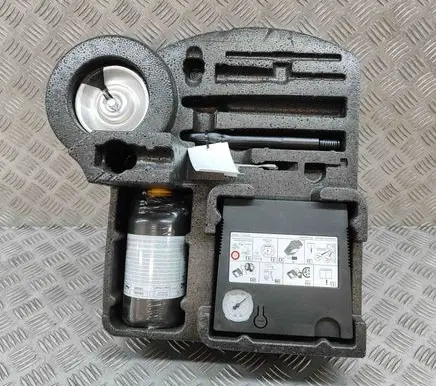 Volkswagen Touareg III Tool set 4M0601205 8P0012619A