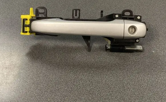 Toyota Avensis T270 Front door exterior handle/bracket 8DA0
