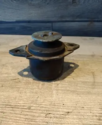 Volkswagen PASSAT B3 Engine mount bracket