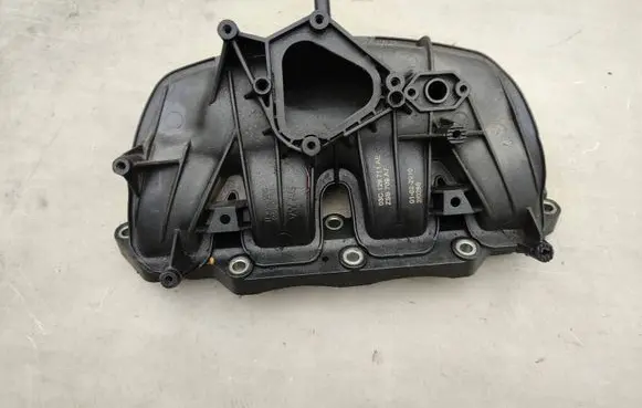 Volkswagen Tiguan Intake manifold 03C129711AE ZSB709AJ