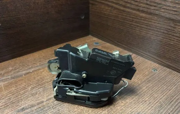Mercedes-Benz Vito Viano W639 Sliding door lock A6397300735 6397300735