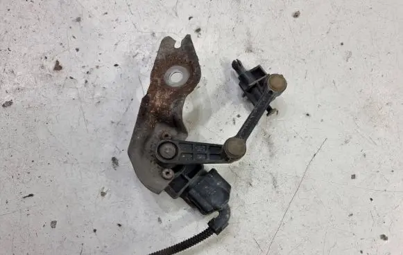 Headlight/headlamp level sensor