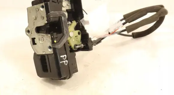Chevrolet Captiva Front door lock 6024