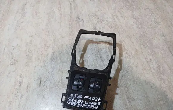 Peugeot 508 Seat heating switch 01059A02