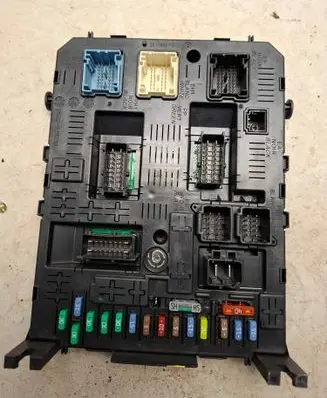 Peugeot 3008 I Fuse module 9666895380 20977771 2812019063