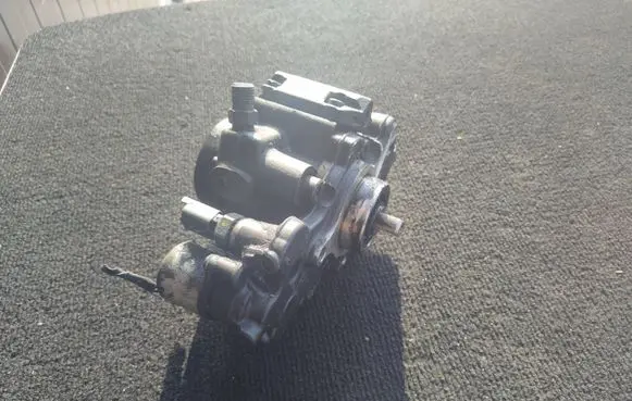 Volvo XC70 Fuel injection high pressure pump 31272896