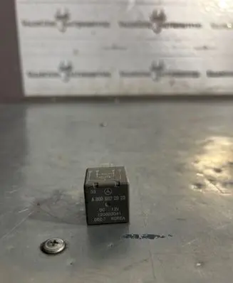Mercedes-Benz E W212 Other relay A0009822923 120003041