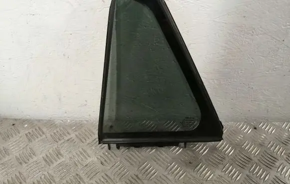 Toyota Avensis T270 Rear vent window glass 6818905070 6812405110