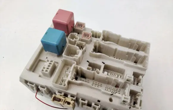 Toyota Verso Fuse module 827300F060D 15749B03