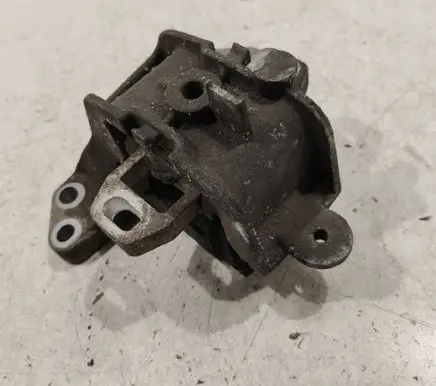 Peugeot 407 Engine mount bracket