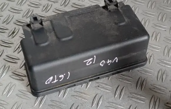 Volvo V40 Fuse box cover 306591772