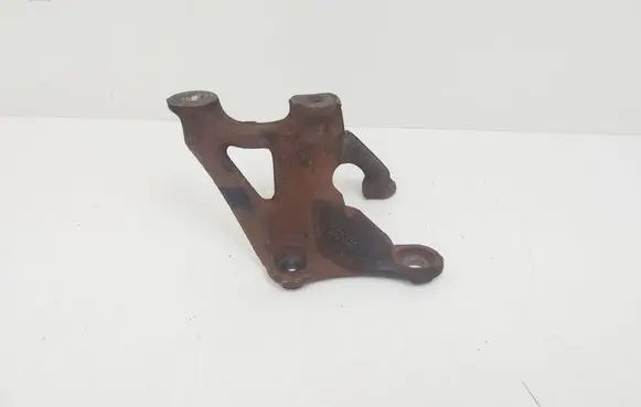 Engine mounting bracket