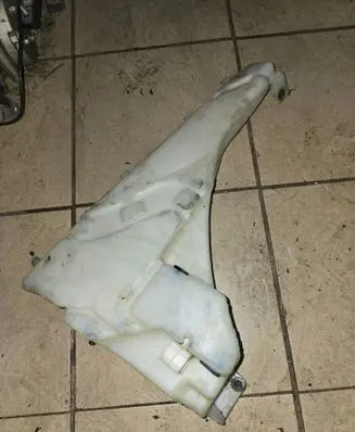 Windshield washer fluid reservoir/tank