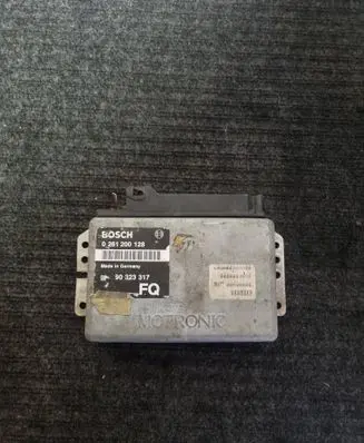 Opel Omega B1 Engine control unit/module 0261200128 90323317