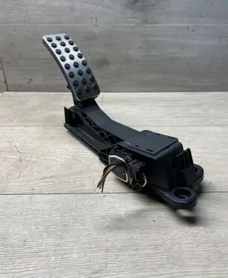 Mercedes-Benz ML W164 Accelerator throttle pedal A1643000104 221105 ZGS005