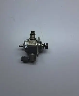 Audi A4 S4 B8 8K Fuel injection high pressure pump 0261520472 2018154726
