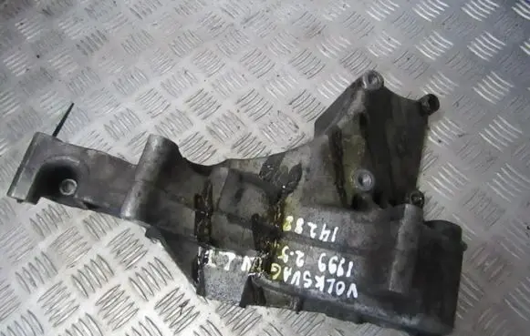 Volkswagen II LT Engine mounting bracket