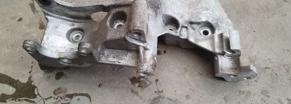 KIA Sorento Generator/alternator bracket 