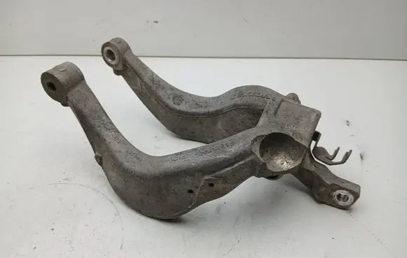 Volvo XC90 Lower shock absorber bracket 31681984