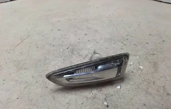 Front fender indicator light