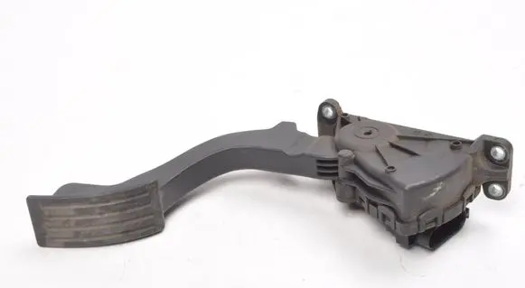 Accelerator throttle pedal