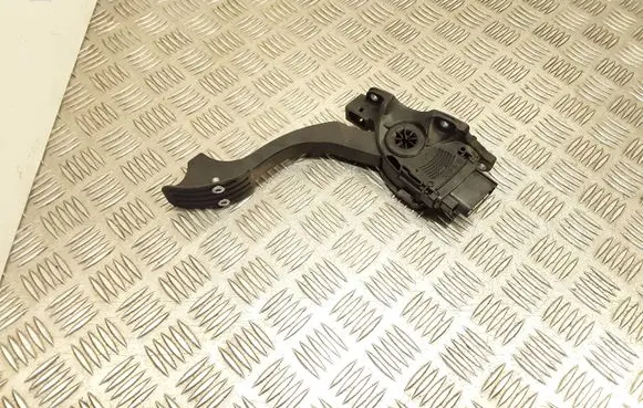 Accelerator throttle pedal