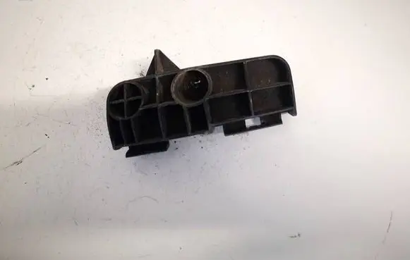 Rear bumper mounting bracket