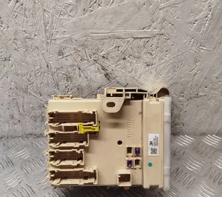 Toyota Auris E180 Fuse module 63583366