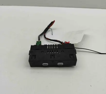Skoda Enyaq iV USB socket connector 657035736A