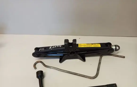 Toyota Avensis T270 Lift Jack 091110F020