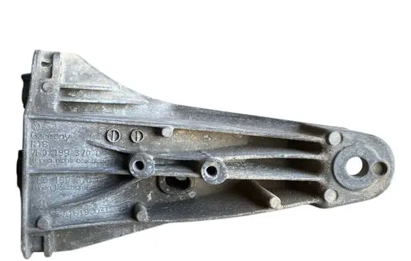 Volkswagen Transporter - Caravelle T5 Engine mounting bracket 7H0199370D 7H0199370G