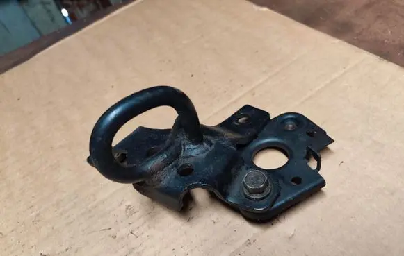 Jeep Grand Cherokee (WJ) Engine mounting bracket