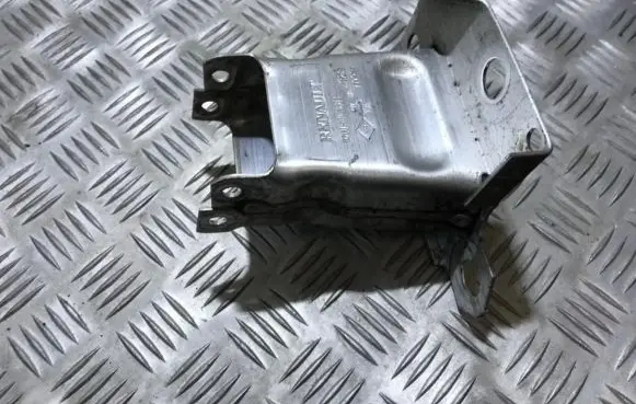 Renault Clio III Front bumper mounting bracket 8200104186