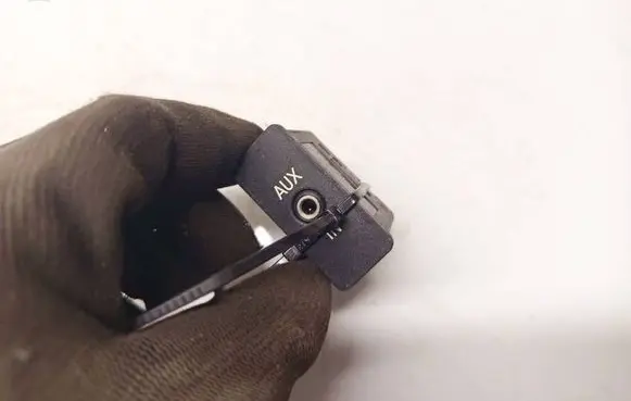 BMW 1 E81 E87 USB socket connector 61316930561