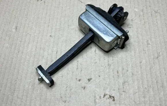 Ford Kuga I Front door lock loop/hook striker 1641573