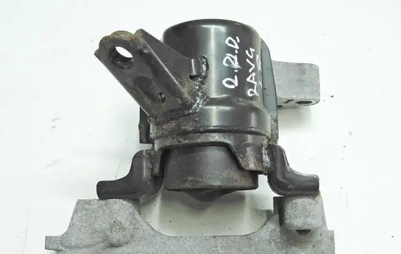 Toyota RAV 4 (XA30) Engine mounting bracket
