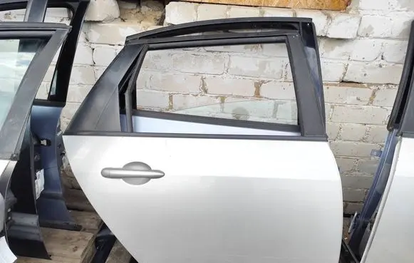 Nissan Primera Rear door