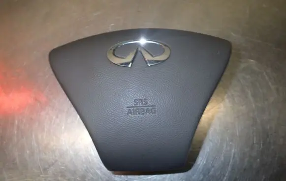 Infiniti M Steering wheel airbag