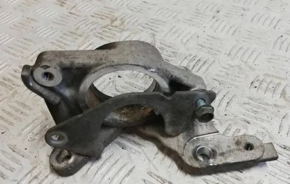 Nissan Pulsar Engine mount bracket