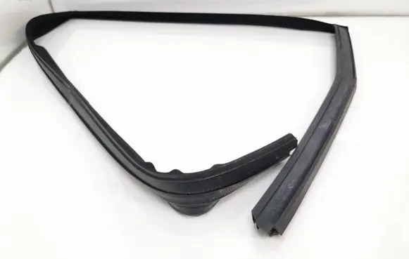 Volvo V70 Rubber seal rear door window/glass 