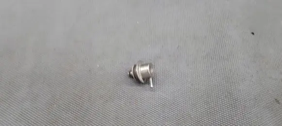 Renault Clio I Fuel pressure regulator 300KPA