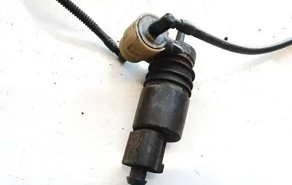 Volkswagen PASSAT B5 Windscreen/windshield washer pump 1j0973722